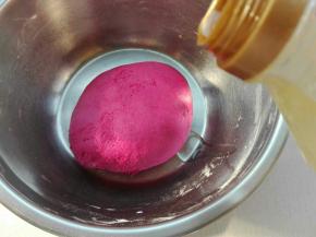 倒入普通面粉，揉成光滑面团，倒入花生油