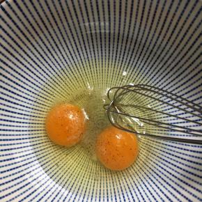 鸡蛋加盐加胡椒粉搅拌均匀