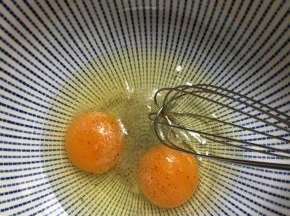 鸡蛋加盐加胡椒粉搅拌均匀
