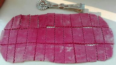 发酵好的面团，排气后擀成大片，切割成小长方形