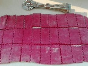 发酵好的面团，排气后擀成大片，切割成小长方形