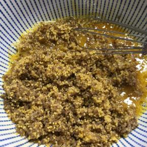 加入蒸好的小米藜麦搅拌均匀