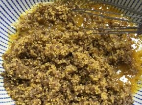 加入蒸好的小米藜麦搅拌均匀