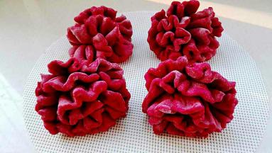 将所有捏好的面片褶子，底部沾水相互堆积到一起，醒发10分钟