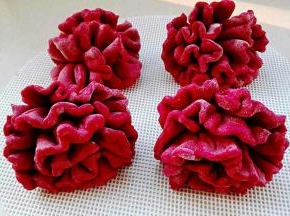 将所有捏好的面片褶子，底部沾水相互堆积到一起，醒发10分钟