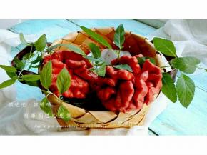  冷水上锅，大火烧开转中火15分钟，关火焖5分钟，出锅啦（因为是天然色素，为防止变色厉害，我在做好的花朵上面盖上玉米皮了）