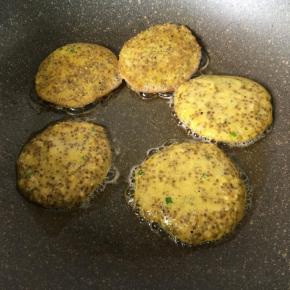 锅中放少许油，一汤匙一个煎至表面发黄反个面再煎