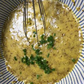 加入葱搅拌均匀