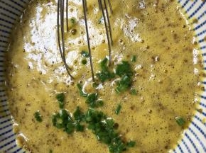 加入葱搅拌均匀