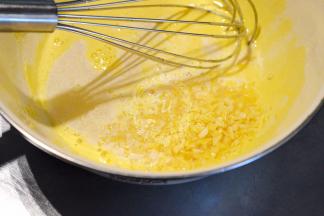 加入已经切好的柠檬皮碎和新鲜柠檬汁，搅打混合均匀