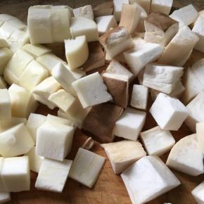 茭白、杏鲍菇和萝卜切成丁备用