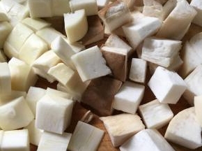 茭白、杏鲍菇和萝卜切成丁备用