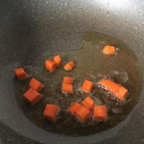 热锅放入油和萝卜丁翻炒