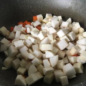 加入茭白丁和杏鲍菇丁翻炒均匀