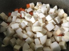 加入茭白丁和杏鲍菇丁翻炒均匀