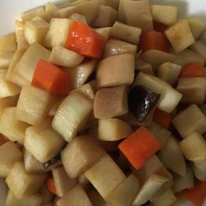 加入盐和鲜露翻炒一分钟出锅