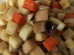 加入盐和鲜露翻炒一分钟出锅