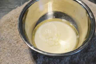 牛奶和玉米油称量后混合