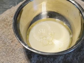 牛奶和玉米油称量后混合