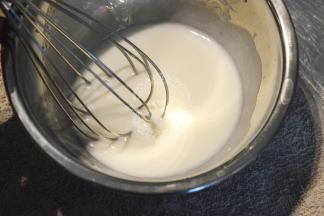 使用手动打蛋器搅打混合至完全混合乳化成为乳白色一体的状态