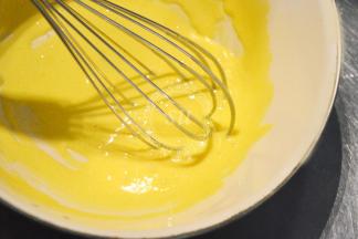 蛋黄中加入30g糖，打发至变白