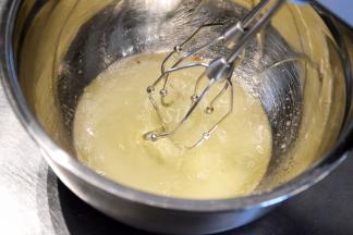 提前在没有油水的容器中分离好蛋白，加入45g砂糖，使用电动打蛋器打发