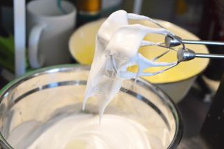 我们制作的这款杯子蛋糕并不添加泡打粉，所以蛋白我们需要打到硬性。蛋白可以在打蛋头上保持直立的尖角。这一步骤时烤箱开始180℃预热