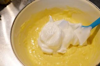 取1/3打发好的蛋白加入到【步骤6】中，翻拌混合均匀