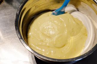 混合好的【步骤9】再重新倒回蛋白盆中，混合均匀。混合蛋白时要注意手法，不要消泡