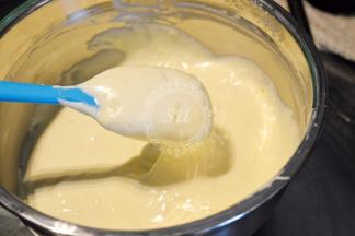 最后混合好的面糊状态如图。面糊有张力，可以连贯下落