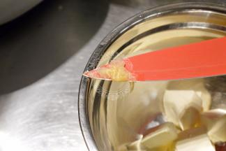 【Topping】

提前将奶酪切小块软化，取出柠檬果肉，加入到奶油奶酪中，将奶油奶酪打至顺滑