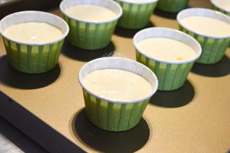 用裱花袋将面糊分入到容器中，大约9分满。送入烤箱，中层，转170℃，烤25分钟。