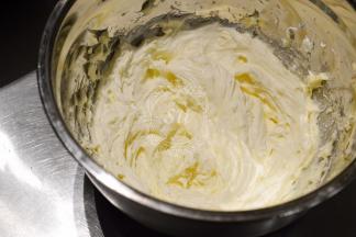 加入砂糖和奶油，继续混合打发至如图状态即可，选用喜欢的花嘴装入裱花袋备用