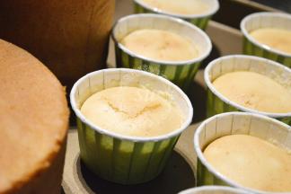 烤好晾凉的蛋糕会有一些下落回缩，这是正常现象。大家可以再分面糊的时候多挤一些