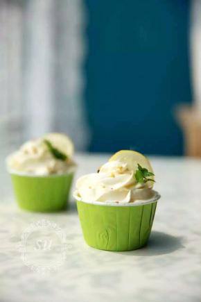 食用之前切一些柠檬片，加一小片薄荷叶，清清爽爽简单又好看