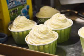 挤好奶酪霜，放入冰箱冷藏