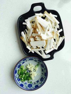 杏鲍菇切长条。