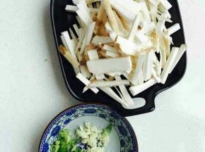 杏鲍菇切长条。