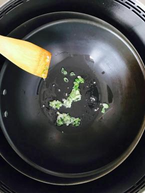 锅中入油，放入葱蒜末炒出香味。