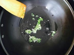 锅中入油，放入葱蒜末炒出香味。