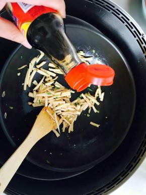 下入杏鲍菇，加适量味极鲜。