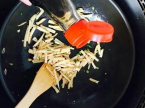 下入杏鲍菇，加适量味极鲜。