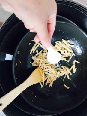 加入适量白糖，少量精盐。