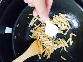 加入适量白糖，少量精盐。