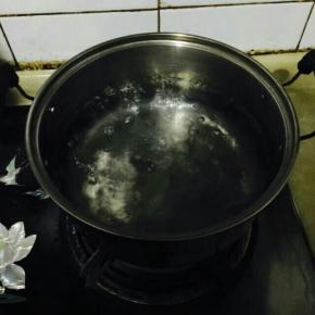 锅中放入水，烧开。