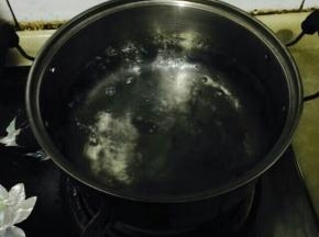 锅中放入水，烧开。