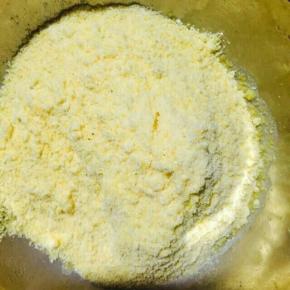 干玉米面准备好，放一点清水解开。