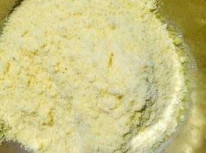 干玉米面准备好，放一点清水解开。