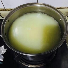 搅拌均匀放入锅里继续煮。