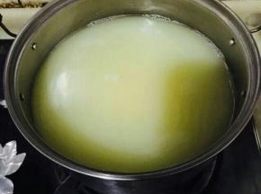 搅拌均匀放入锅里继续煮。